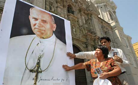 Verdens katolikker ber for paven. Bildet er fra Perus hovedstad Lima i dag. (Foto: AFP/Scanpix)