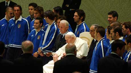 Paven sammen med det italienske landslaget i 2003. (Foto: AP/Scanpix)