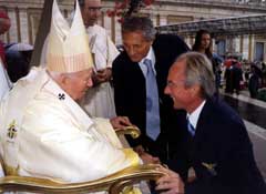 Paven har vært glad i fotball hele sitt liv. Her sammen med Sven-Göran Eriksson i år 2000. (Foto: AP/Scanpix)