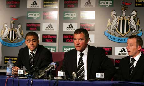Newcastle-manager Graeme Souness sammen med slåsskjempene Kieron Dyer (t.v.) og Lee Bowyer (t.h.) på pressekonferansen etter kampen. (Foto: AP/Scanpix)