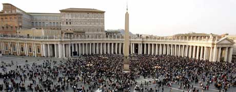 Flere tusen mennesker er samlet på Petersplassen i Roma. (Foto: Scanpix/Reuters)