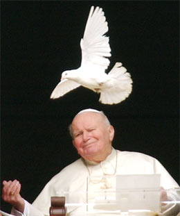 Pave Johannes Paul II på Petersplassen 30. januar 2005, like før han ble innlagt på sykehus med pusteproblemer. (Foto: AP/Scanpix)