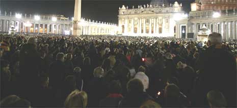 Tusener av mennesker strømmer til Petersplassen etter nyheten om pavens død. (Foto: Reuters/Scanpix)