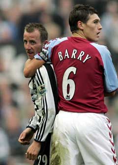 Aston Villas Gareth Barry holdt igjen Newcastles Lee Bowyer etter slåsskampen med Kieron Dyer. (Foto: AP/Scanpix)