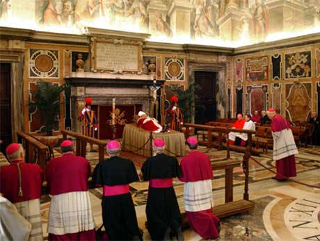 Kardinalene var de første som æret den avdøde paven, som ligger på lit de parade i Clementins hall i Vatikanet. Foto: AP/Scanpix.