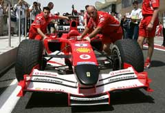 Ferrari-teknikerne sliter med den nye bilen til Michael Schumacher. (Foto: AP/Scanpix) Ferrari-teknikerne sliter med den nye bilen til Michael Schumacher. (Foto: AP/Scanpix)