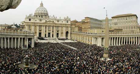 FYLTE GATENE: 100.000 mennesker ville være med å hedre den avøde paven. Foto: Reuters/Scanpix.