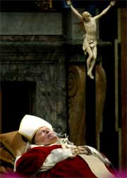 FLYTTES: Pave Johannes Paul II døde 21.37 på lørdag. Foto: AFP/Scanpix.