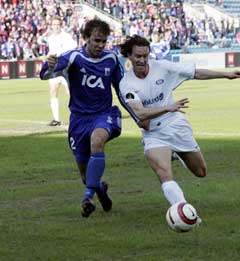 Vålerengas to målscorere, Morten Berre og Karl Svensson (selvmål) i duell under Royal League-kampen mot og IFK Göteborg. Foto:Bjørn Sigurdsøn / SCANPIX) Vålerengas to målscorere, Morten Berre og Karl Svensson (selvmål) i duell under Royal League-kampen mot og IFK Göteborg. Foto:Bjørn Sigurdsøn / SCANPIX)