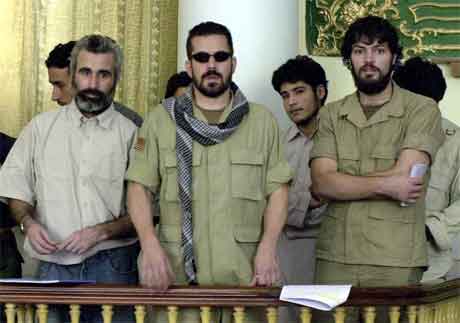 Jack Idema (i midten) ble samman med to andre soldater dømt til å ha drevet sin egen private krig i Afghanistan. (Foto: AFP/Scanpix)