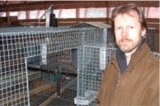 Bjarne Braastad er professor ved Universitetet for miljø- og biovitenskap. Her står han ved siden av et buroppsett der de forsøker å finne ut hvor ivrig rever egentlig er etter å få kontakt med kameraten i buret ved siden av. Bjarne Braastad er professor ved Universitetet for miljø- og biovitenskap. Her står han ved siden av et buroppsett der de forsøker å finne ut hvor ivrig rever egentlig er etter å få kontakt med kameraten i buret ved siden av.