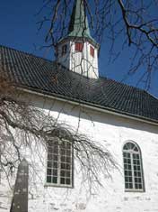 Våler kirke ble bygget så tidlig som 1150-1200, og har vegger på nesten to meters tykkelse.