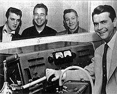 Scotty Moore, nest lengst til høyre i dette bildet fra 1954, sammen med Elvis Presley, bassist Bill Black og studiosjef Sam Phillips til høyre. Foto: AP Photo/Times Daily.