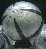 Adidas’ Roteiro ball ble brukt under EM i 2004. Foto: Adidas