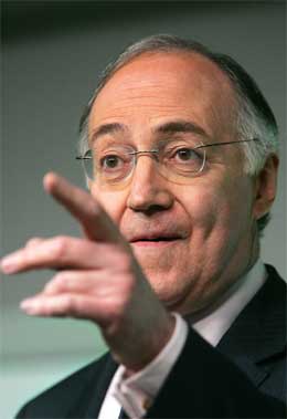 De konservatives leder Michael Howard vil gjerne innta statsminister-kontoret. (Foto: AFP/Scanpix) De konservatives leder Michael Howard vil gjerne innta statsminister-kontoret. (Foto: AFP/Scanpix)