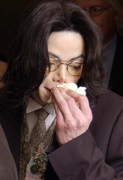 Michael Jackson tørker nesa under en pause i sexovergrep-saken i Santa Barbara. Foto: Joshua Gates Weisberg, AP Photo.