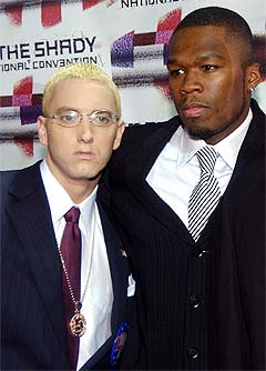 Rapperne Eminem (t.v.) og 50 Cent legger ut på turne sammen. Foto: Ramin Talaie, AP Photo.