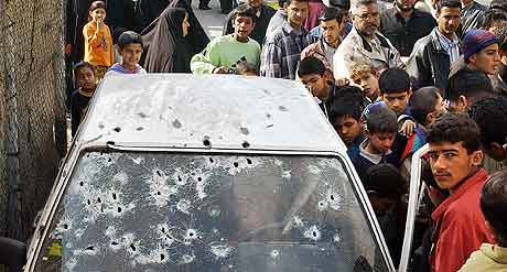 BAGDAD:  En iraker er drept i sin bil i Sadr-byen. ( AP Photo/Karim Kadim)