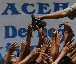 ACEH. Fattige rekker hendene ut etter mat (Scanpix/Reuters)