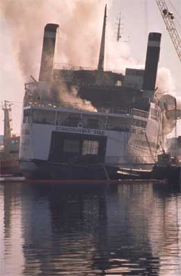 Skipet ble fraktet til kai i Lysekil mens slukkingsarbeidet pågikk. (Arkivfoto: Tor Arne Dalsnes/Scanpix)