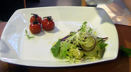 Potetsalat og syltede tomater er nydelig tilbehør. Foto: Elizabeth Higson/NRK. Potetsalat og syltede tomater er nydelig tilbehør. Foto: Elizabeth Higson/NRK.