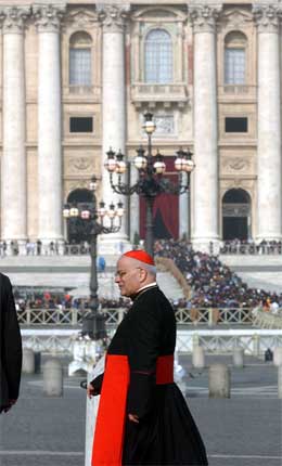Den italienske kardinalen Salvatore De Giorgi, erkebiskop i Palermo, på Petersplassen i dag. (Foto: AP/Scanpix)