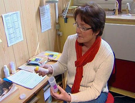En urinprøve er det som skal til for å teste seg for klamydia, sier helsesøster Randi Grøndalen i Hamar.