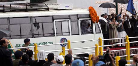 Indias statsminister Manmohan Singh gir klarsignal til den indiske bussen. (Foto: Scanpix/Reuters)