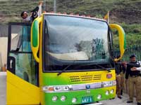 Den pakistanske bussen startet turen den motsatte veien. (Foto: Reuters/Scanpix)