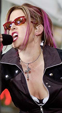 Når Lisa Marie Presley nå gir ut sin andre plate, er hun mer trygg på at publikum vil høre på musikken og ikke være så mye opptatt av livet hennes. Her fra en opptreden i Rockefeller Plaza i New York i 2003. Foto: AP. Når Lisa Marie Presley nå gir ut sin andre plate, er hun mer trygg på at publikum vil høre på musikken og ikke være så mye opptatt av livet hennes. Her fra en opptreden i Rockefeller Plaza i New York i 2003. Foto: AP.