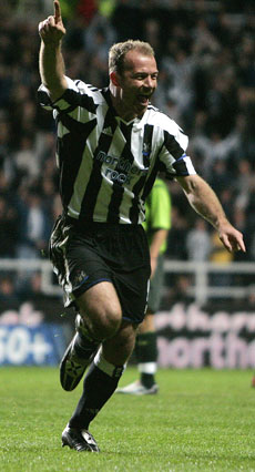 Alan Shearer var nok en gang reddningsmann for Newcastle. (Foto: Scanpix)