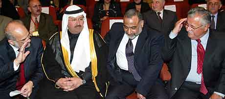 Den nyvalgte statsministeren, Ibrahim al-Jaafari, til venstre, vinker til president Jalal Talabani, hyre. Mellom dem de nye visepresidentene. Foto: Ceerwan Aziz, AP