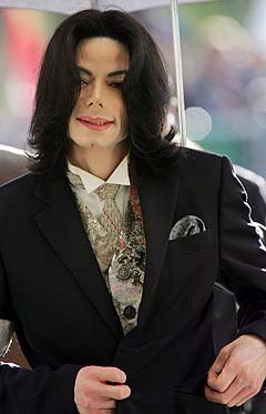 I følge et vitne skal Michael Jackson ha hatt hånda si nede i buksa på barnestjernen Macaulay Culkin. Foto: Robyn Beck, Reuters.
