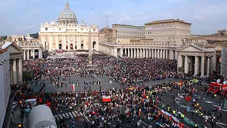 ROMA: Pilegrimer fylte Petersplassen foran begravelsen. Foto: Gregorio Borgia, AP ROMA: Pilegrimer fylte Petersplassen foran begravelsen. Foto: Gregorio Borgia, AP