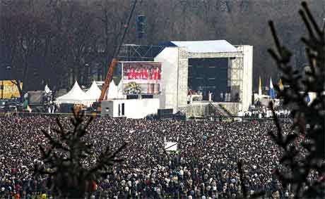 Rundt ein million menneske var samla i Krakow for å følgje gravferda på storskjerm. (Foto: AFP/Scanpix)