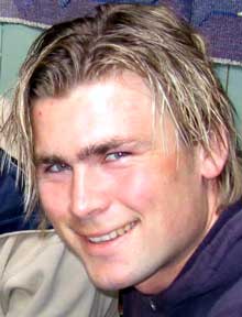 - Vi mener det er uheldig om Harry forsvinner, sier spillernes talsmann, Christian Petersen. - Vi mener det er uheldig om Harry forsvinner, sier spillernes talsmann, Christian Petersen.