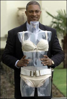 Bikinien som Ursula Andress brukte i Bond-filmen "Dr. No" selges på auksjon. (Foto: Scanpix)