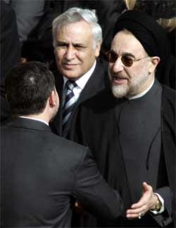 Mohammad Khatami hilser på Jordans kong Abdullah, med Moshe Katsav ved sin høyre side i Roma fredag. (Foto: Scanpix / AP)