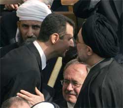 Khatami hilser på Syrias leder Assad. (Foto: Scanpix / AFP)