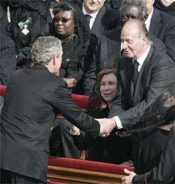 USAs president George W. Bush hilste på Spanias kong Juan Carlos. (Foto: Scanpix / AP)
