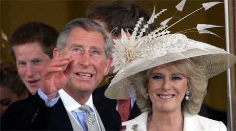 Prins Charles og Camilla på vei ut av rådhuset i Windsor etter seremonien. I bakgrunnen ses prins Harry. (Foto: Scanpix / AP)