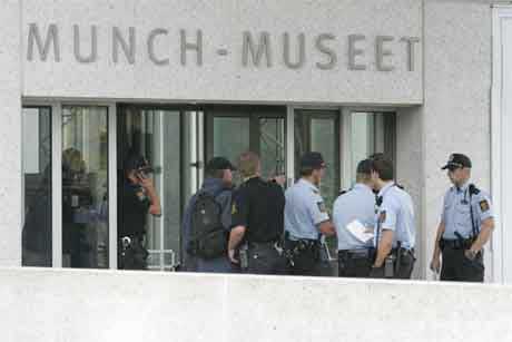 Store politistyrker rykket ut til Munch-Museet etter ranet 22. august i fjor. (Foto: Scanpix)