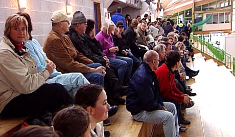 Folk sat tolmodig i kø ein time før billettsalet starta (Foto: Kjell Jøran Hansen)