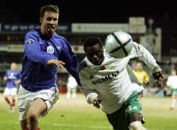 Oluwasegun Abiodun i duell med Ronny Johnsen (Cornelius Poppe / SCANPIX) Oluwasegun Abiodun i duell med Ronny Johnsen (Cornelius Poppe / SCANPIX)