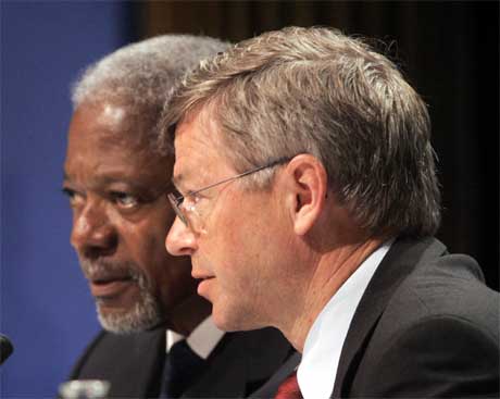 FNs generalsekretær Kofi Annan og statsminister Kjell Magne Bondevik under åpningen av konferansen.(Foto:Scanpix)