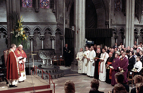 Pave Johannes Paul II i Nidarosdomen i Trondheim, 1989. Foto: Bjørn Sigurdsøn NTB / Scanpix 