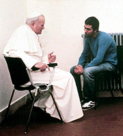 Paven møtte sin attentatmann, Mehmet Ali Agca, i fengsel, og gav ham tilgivelse. Foto: AFP PHOTO