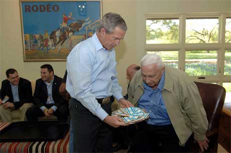 Bush tilbyr Sharon sjokolade innpakket i israelske flagg. (Foto: Scanpix / AFP) Bush tilbyr Sharon sjokolade innpakket i israelske flagg. (Foto: Scanpix / AFP)