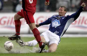 Trond Strande og de andre Molde-spillerne fikk en tøff oppgave på den regtunge gressmatta. (Foto: Tor Richardsen / SCANPIX) Trond Strande og de andre Molde-spillerne fikk en tøff oppgave på den regtunge gressmatta. (Foto: Tor Richardsen / SCANPIX)