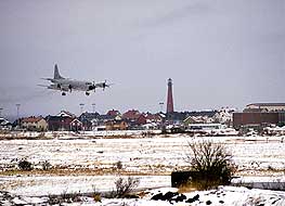 I dag er det mest Forsvarets Orion-fly og Widereøes som bruker flyplassen på Andenes. Foto: Forsvarets Mediesenter. I dag er det mest Forsvarets Orion-fly og Widereøes som bruker flyplassen på Andenes. Foto: Forsvarets Mediesenter.